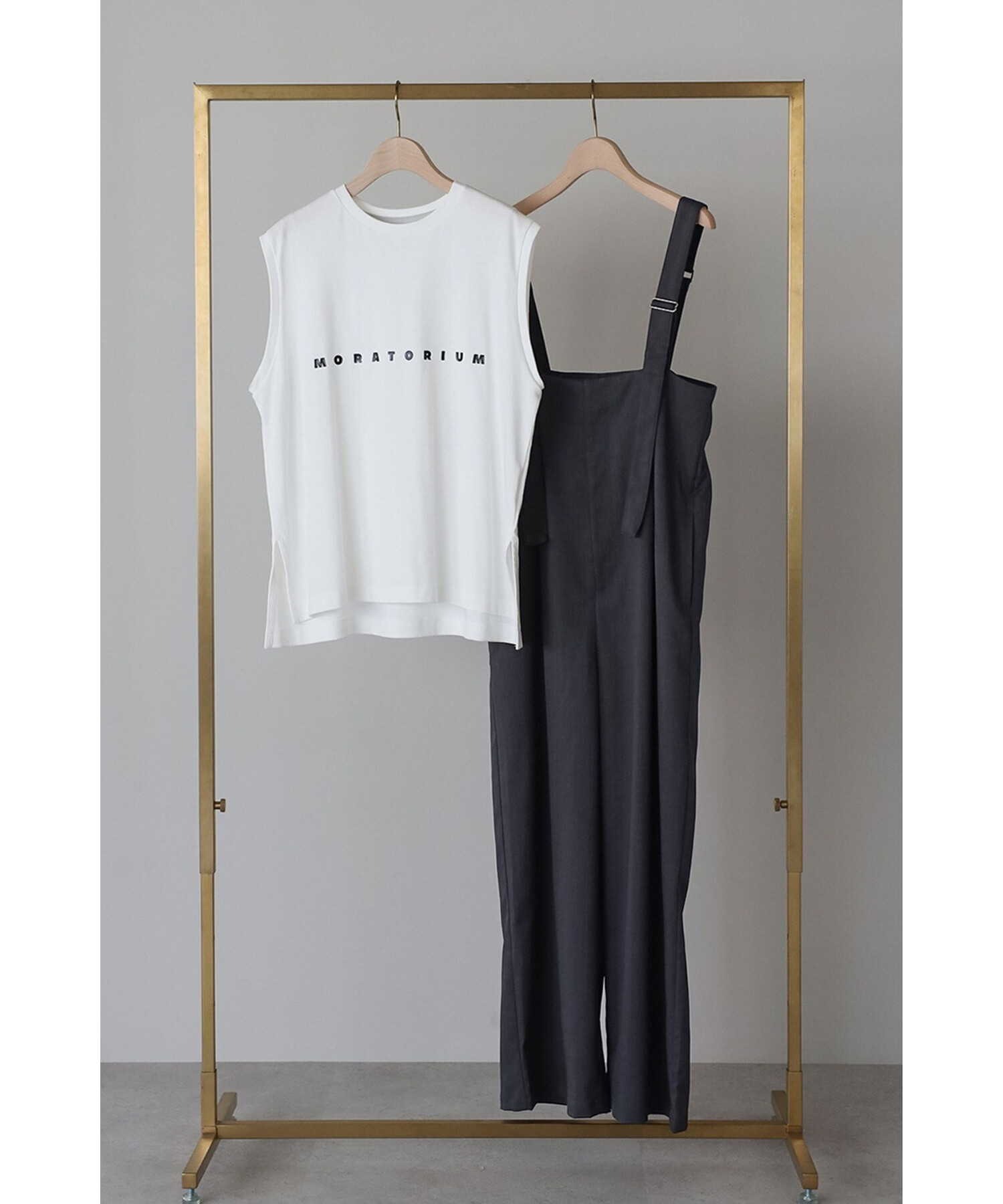 Off-White×Charcoal-Gray